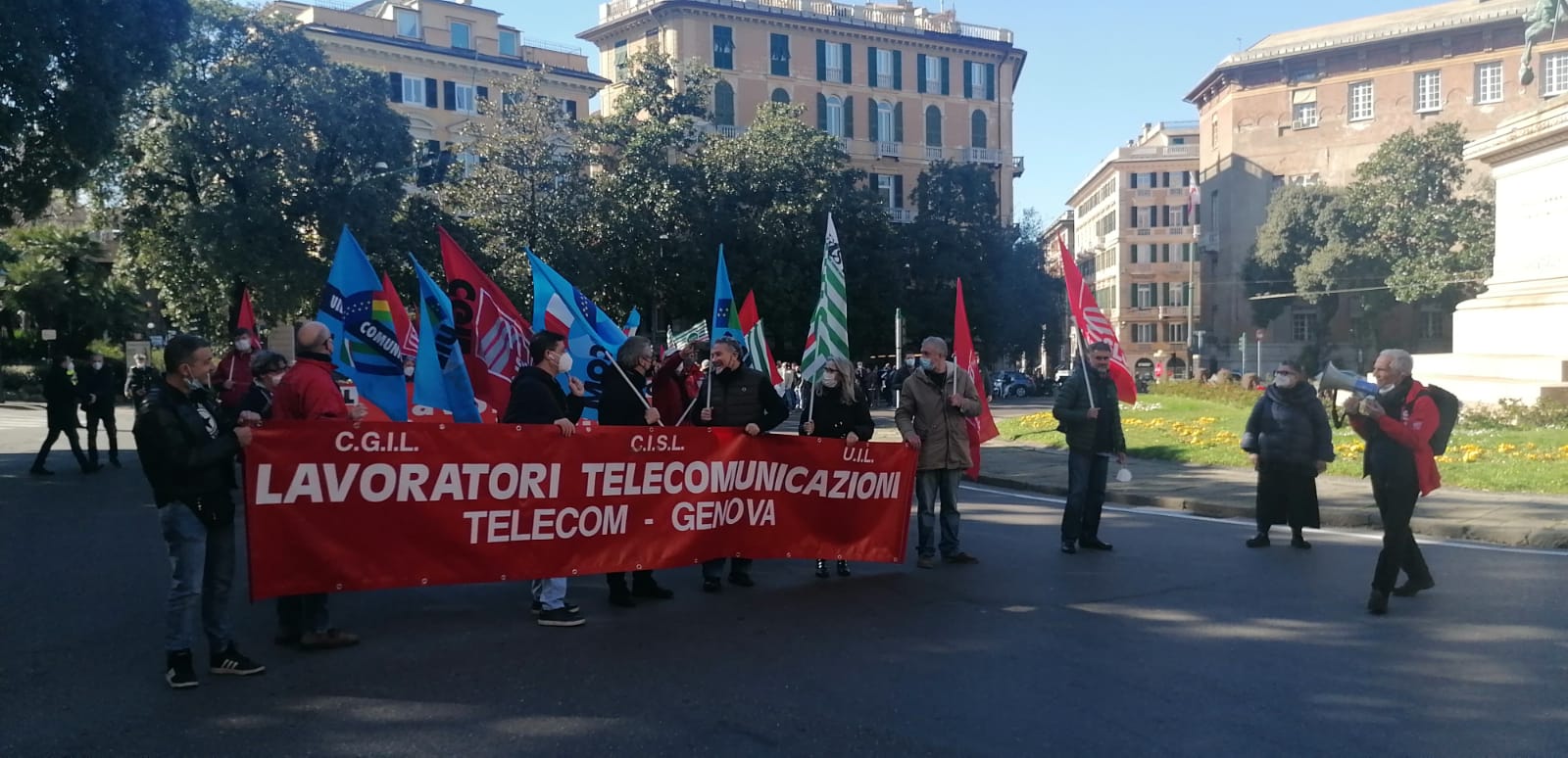 Genova, la protesta dei lavoratori Tim: presidio davanti alla prefettura e manifestazione in piazza Corvetto