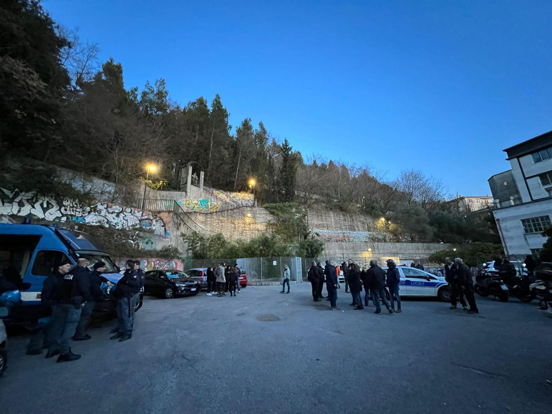 Genova, Oregina. Una mamma: "Accerchiata da giovani stranieri con spranghe"