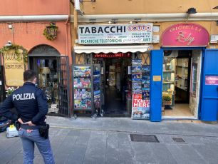 Genova, reagisce alla rapina: tabaccaio ferito alla testa