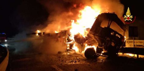 Genova, camion in fiamme in A7 fra Bolzaneto e Sampierdarena