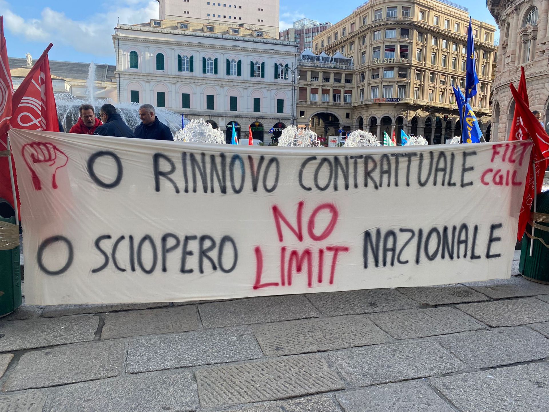 Genova, sciopero dei bus e cortei. Mattina complicata per il traffico