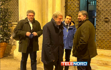 Genova, luci accese nell'ufficio di Bucci. Ci sono Toti con Rixi