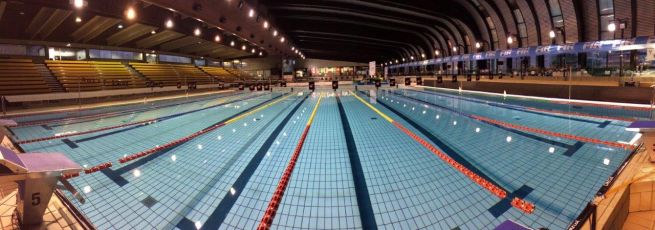 Genova, bambini in vasca con cuffie di Russia e Ucraina e bandiera della pace