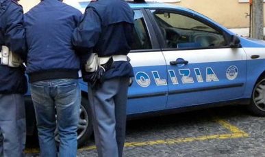 Genova, prende a calci, pugni e testate gli agenti: 40enne arrestato a Certosa