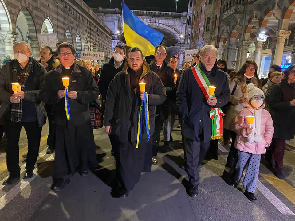 Genova, in mille alla fiaccolata per la pace. Presenti anche Toti e Bucci