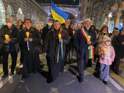 Genova, in mille alla fiaccolata per la pace. Presenti anche Toti e Bucci