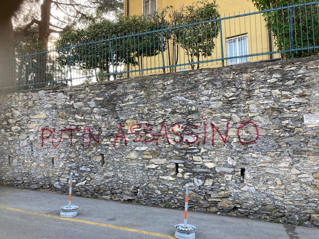 Genova, imbrattato il muro del consolato russo: "Putin assassino"