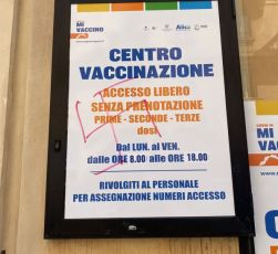 Genova, svastiche davanti all'hub vaccinale del teatro della Gioventù. Arriva la Digos
