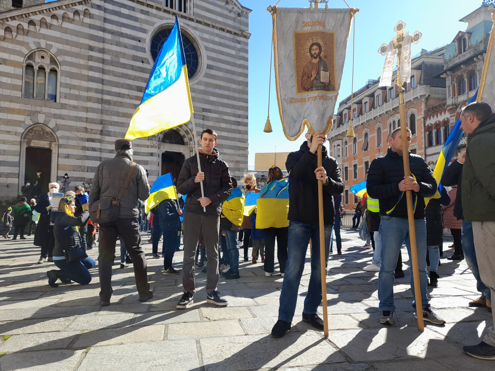 Genova, processione di solidarietà al popolo ucraino fino alla chiesa di San Bartolomeo degli Armeni