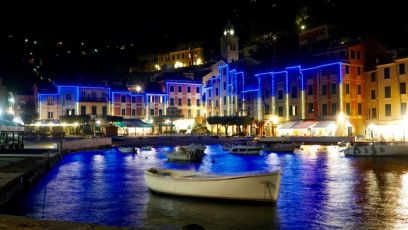 Portofino, le facciate dei palazzi illuminate dai colori della bandiera ucraina