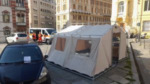 Genova, una tenda campo per le visite mediche dei profughi arrivati nella notte