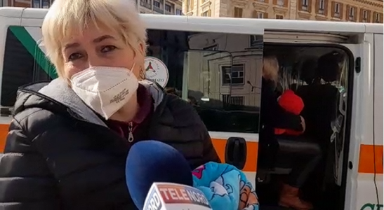 Genova, le lacrime di una nonna: "Riabbraccio mia figlia e i miei nipoti scappati dalla bombe"