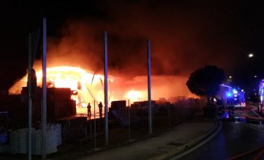 Genova, incendio in una stalla in salita Sciallero, un ferito