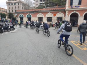 Genova, mille bambini vanno a scuola con bicibus e pedibus dicendo "no alla guerra"
