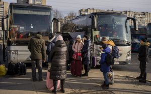 Genova, 39 profughi ucraini in arrivo stanno cercando un posto dove dormire. Sono esausti