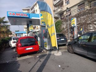 Genova, benzina mai così cara. Caccia al prezzo più basso per il rifornimento