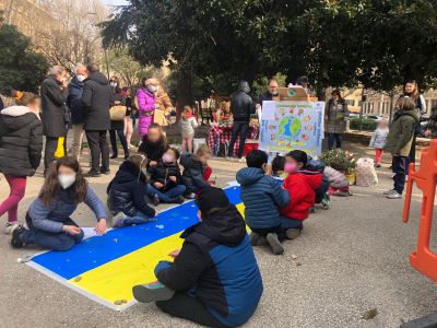 Genova, bimbi in piazza Palermo intorno ad una grande bandiera ucraina: "Fermate la guerra"