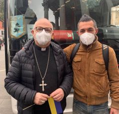 Ucraina, a Chiavari arrivano 29 profughi. Anche il mister dell'Entella ad accoglierli