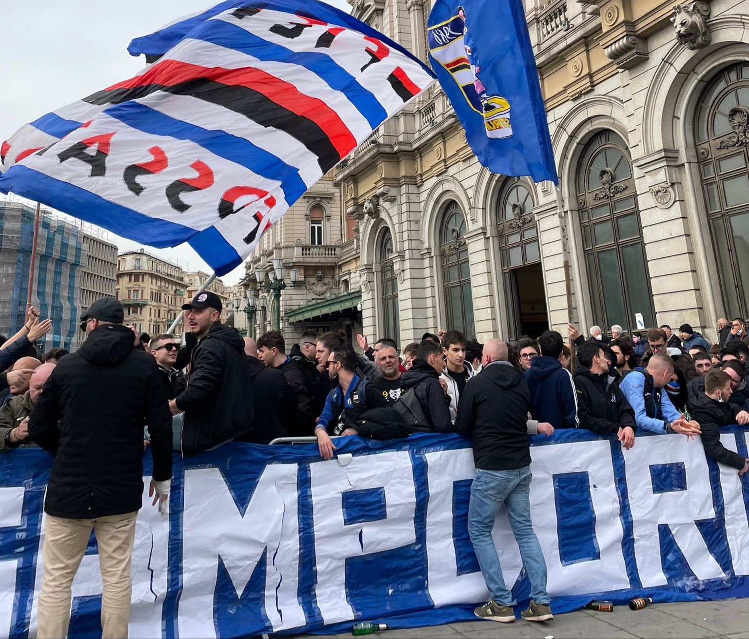 Sampdoria in treno verso Venezia, i tifosi a Brignole danno la carica