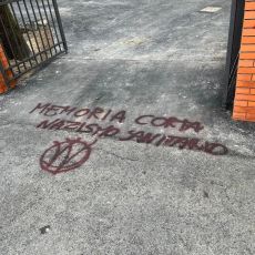 La Spezia, scritte no vax al Parco della Rimembranza. Il sindaco Peracchini e Toti: "Vergogna"