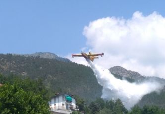 Incendi a Cervo e nel Savonese alimentati dal forte vento. Canadair in azione