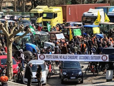 Masone, la protesta dei sindaci e del popolo dell'outdoor. "Queste limitazioni per la peste suina ci uccidono"