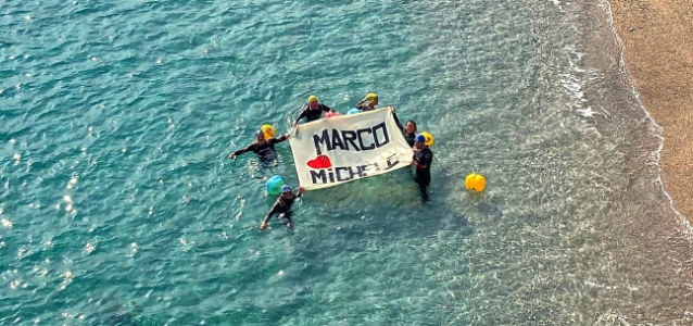 Bergeggi, in mare con uno striscione per Pantani e Scarponi durante la Milano-Sanremo