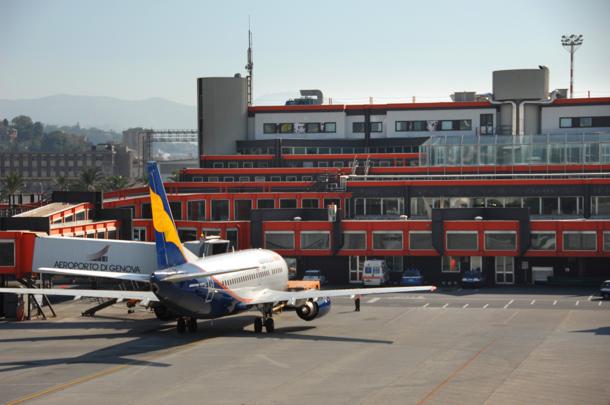 Riaperto l'aeroporto di Genova, sceso dal primo volo un gruppo di profughi ucraini