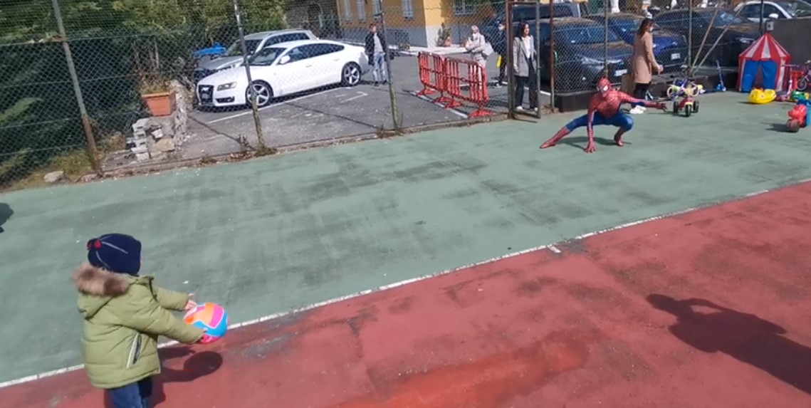 Genova, l'Uomo Ragno fa sorridere i bimbi arrivati dall'Ucraina