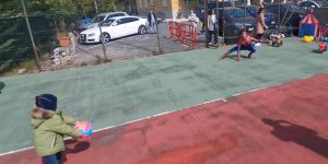 Genova, l'Uomo Ragno fa sorridere i bimbi arrivati dall'Ucraina