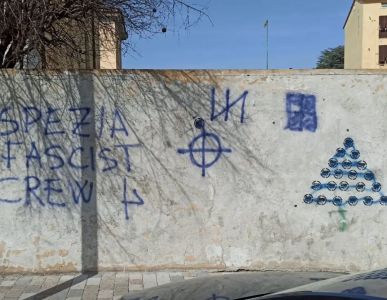 Spezia, scritte e simboli fascisti sui muri del Circolo Arci Canaletto