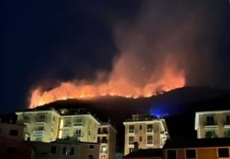 Genova, incendio a San Teodoro: vigili del fuoco al lavoro sul monte Cucco