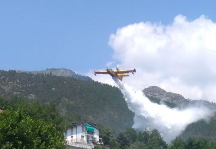 Incendi, due Canadair da Genova per spegnere il fuoco in Val Perino
