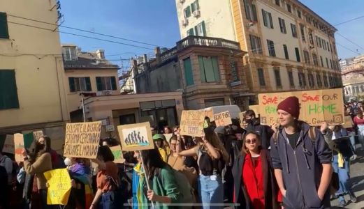 Genova, sono tornati i ragazzi di Fridays for future. "Giustizia climatica è giustizia sociale"