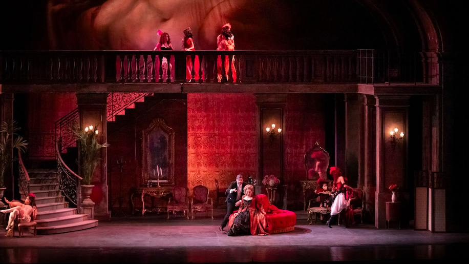 Genova, Carlo Felice: alla prima di Manon Lescaut il tenore abbandona di corsa il palco