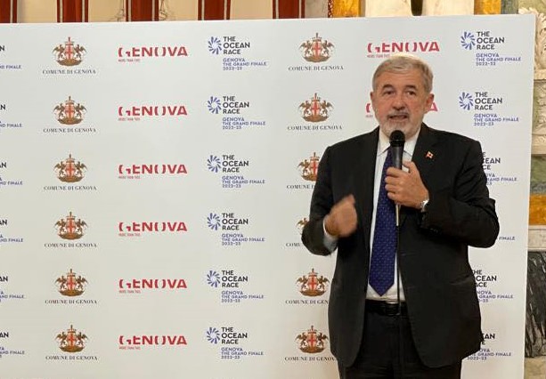 Genova, la diatriba sugli abitanti. Bucci replica a Dello Strologo: "Solo le celle telefoniche danno cifre veritiere"