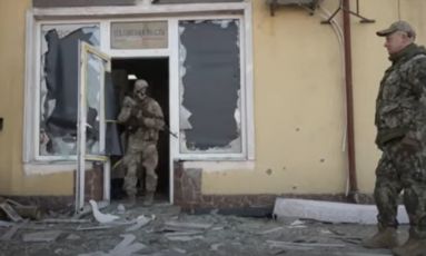 Ucraina, l'Anpi attacca Toti che risponde: "In certi momenti le armi servono"