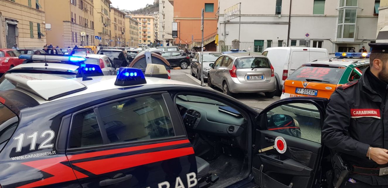 Venti negozi razziati in tre mesi nel Ponente: arrestato il capo della baby gang
