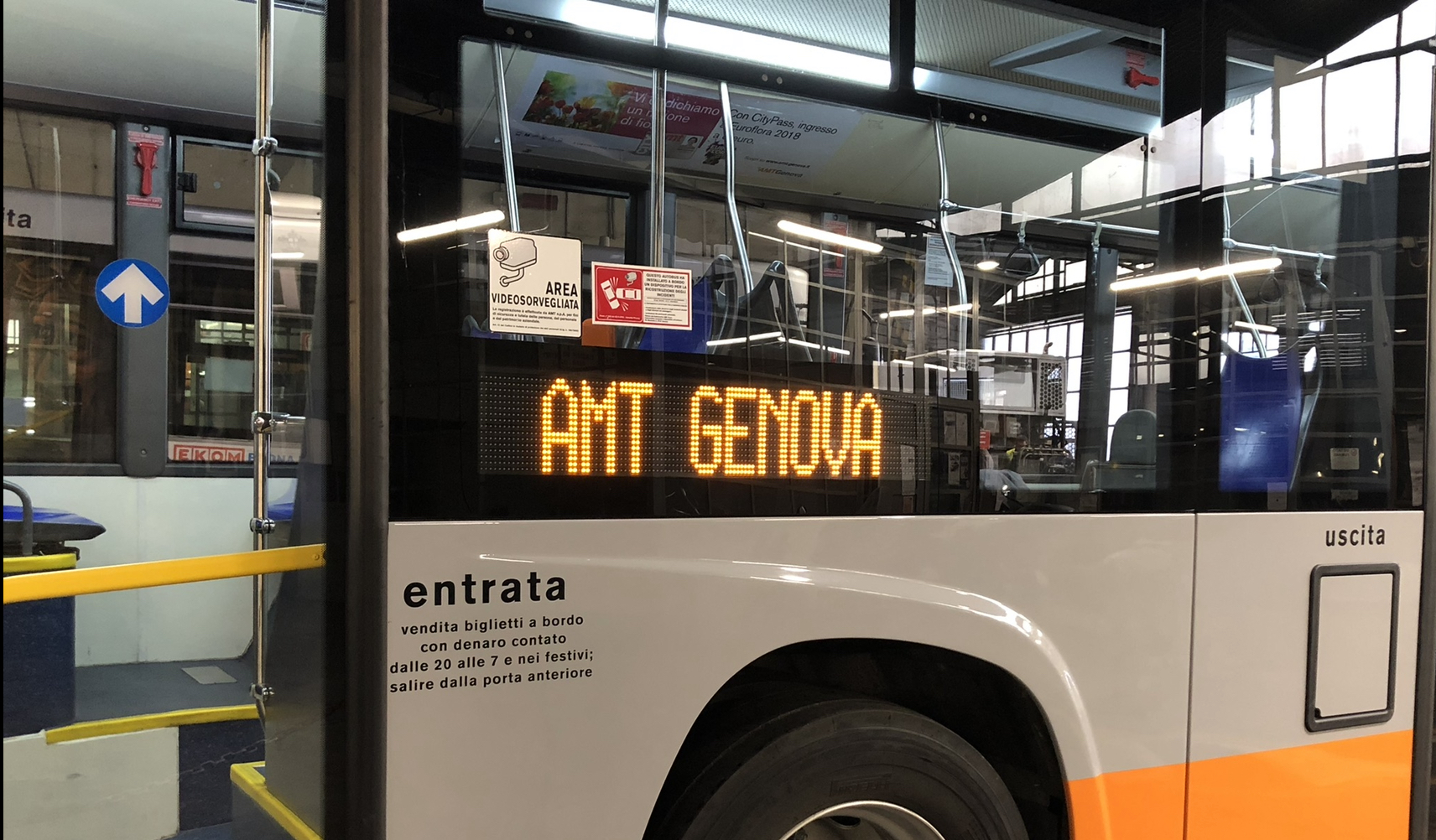 Genova, paura sul bus. Due ragazze molestate, conducente colpito. Arrestato un giovane