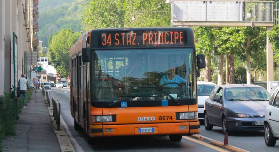 Genova, il Pd attacca: "Meno bus in collina". Campora replica: "Servizio potenziato con 489 corse in più" 