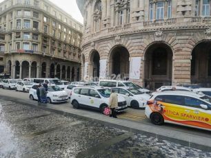 Genova, obbligo di bancomat per i tassisti e bermuda solo a tinta unita