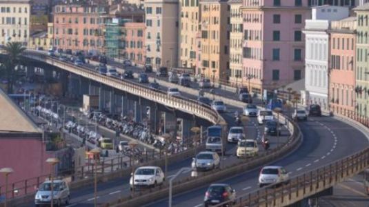 Genova, minaccia di buttarsi da Corso Saffi, sopraelevata bloccata per 10 minuti