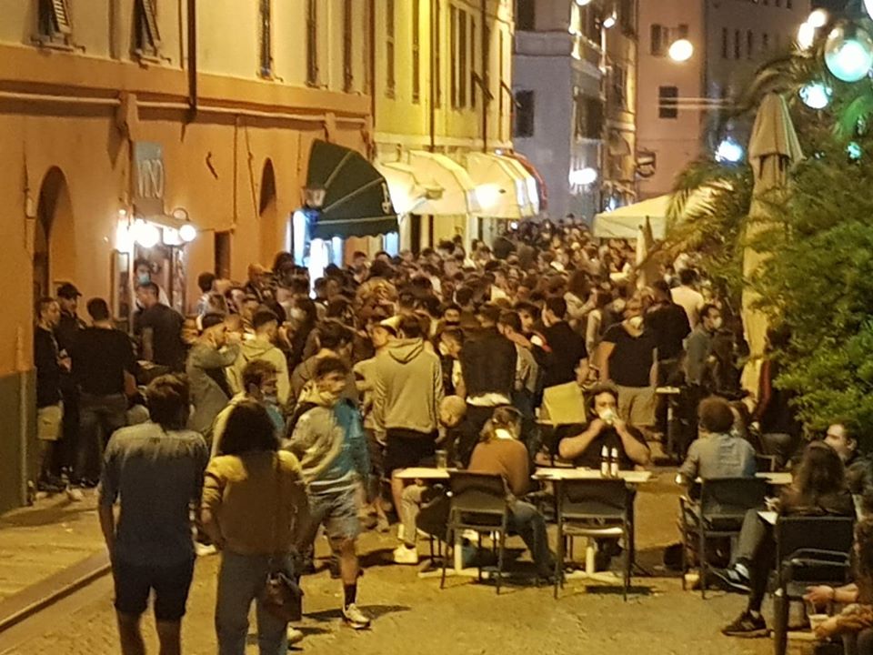 Genova, il Tar: "I locali non sono responsabili degli schiamazzi per strada durante la movida"