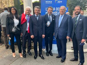 Berlusconi torna in campo. A Roma il nuovo simbolo di Forza Italia per Bucci