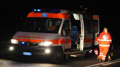 Genova, perde il controllo dell'auto e finisce fuori strada in via Molassana: tre feriti