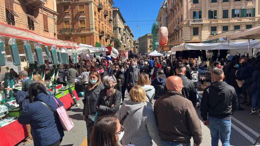 Genova, folla di visitatori tra i banchi della Fiera di Sant'Agata a San Fruttuoso