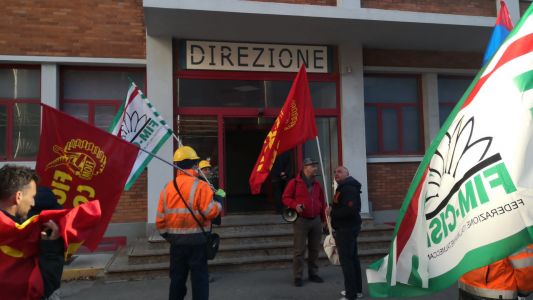 Genova, Acciaierie d'Italia: i lavoratori occupano gli uffici e proclamano 24 ore di sciopero