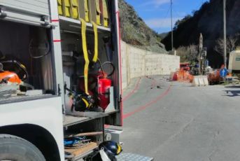 Genova, forano un tubo del gas durante i lavori di palificazione: intervengono i vigili del fuoco