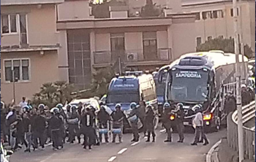 Sampdoria: la rabbia dei tifosi sugli spalti, in corso De Stefanis e fuori dall'hotel