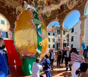 Rapallo, c’è l’Uovo gigante: centinaia di famiglie festeggiano la Pasqua sul lungomare